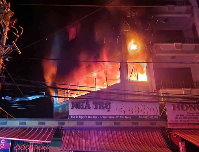 Polisi segera menyelamatkan seorang gadis dari rumah kos yang terbakar -0