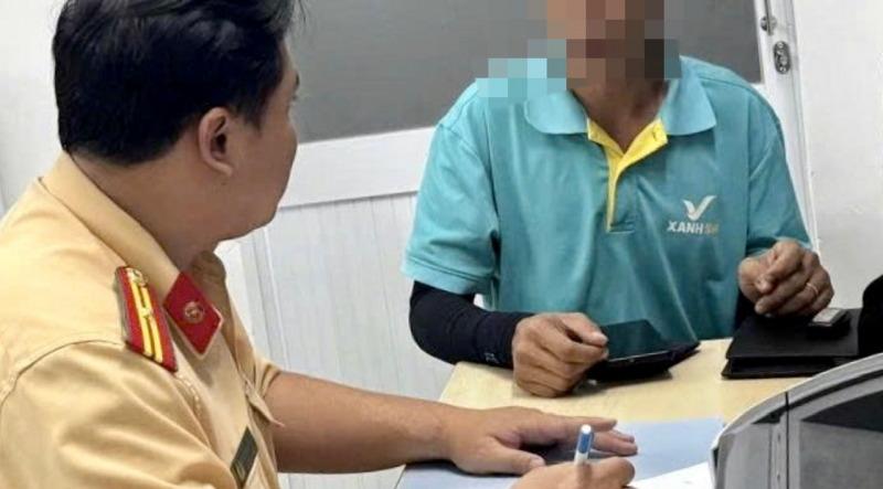 Tài xế taxi công nghệ bị phạt 19 triệu vì ngang nhiên đi ngược chiều -0