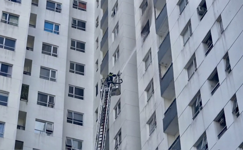 Hundreds of residents escaped a fire in an apartment on the 12th floor -1