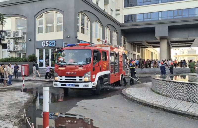 Hundreds of residents escaped the fire in the apartment on the 12th floor -2