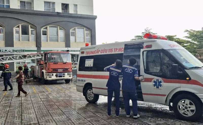 Hundreds of residents escaped the fire in the apartment on the 12th - 3rd floors.