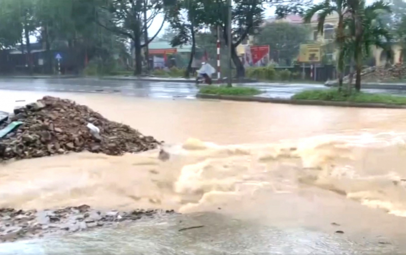 Huế mưa lớn, đường Hồ Chí Minh ngập nhiều điểm, 2 hồ thủy điện tăng điều tiết về hạ du -0