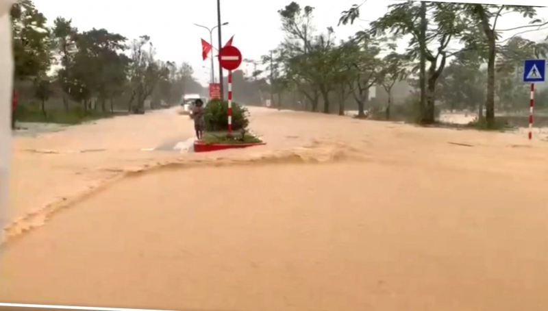 Huế mưa lớn, đường Hồ Chí Minh ngập nhiều điểm, 2 hồ thủy điện tăng điều tiết về hạ du -0
