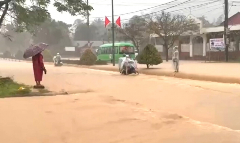 Huế mưa lớn, đường Hồ Chí Minh ngập nhiều điểm, 2 hồ thủy điện tăng điều tiết về hạ du -0