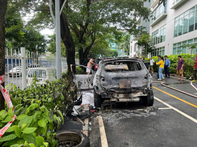 Ô tô 5 chỗ bốc cháy bất thường trong khuôn viên chung cư Hoàng Anh River View -0