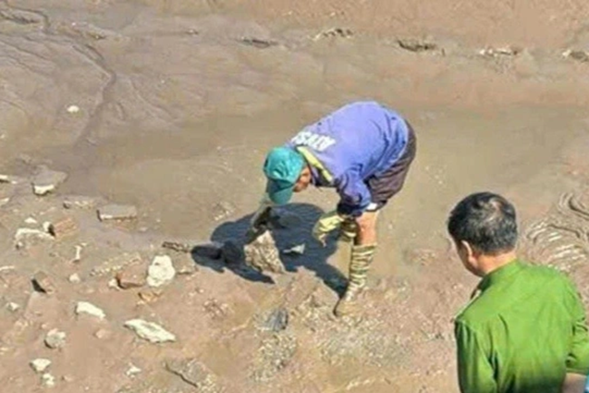 Tìm tung tích bộ xương người bị vùi lấp dưới lớp bùn ao -0