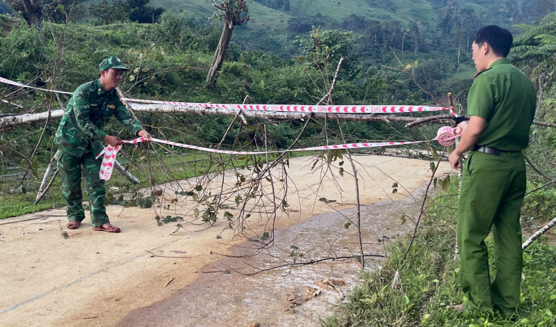 Tạm dừng tìm kiếm 3 người mất tích do sạt lở núi ở vùng biên giới Đà Nẵng -0