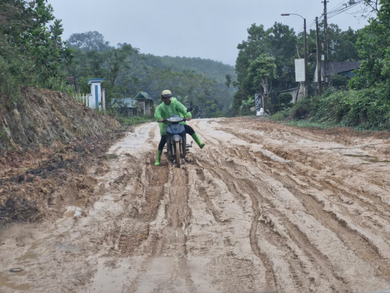 Ám ảnh khi lưu thông trên tuyến đường gần 100 tỷ thi công dở dang -0