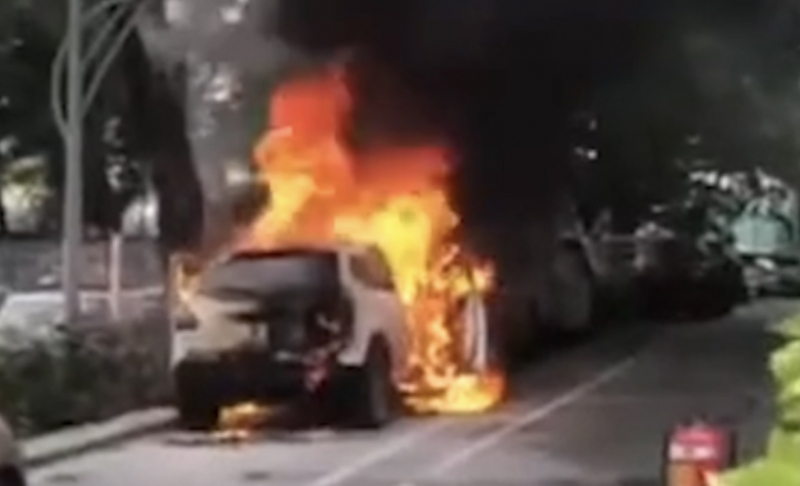 Ô tô 5 chỗ bốc cháy bất thường trong khuôn viên chung cư Hoàng Anh River View -0