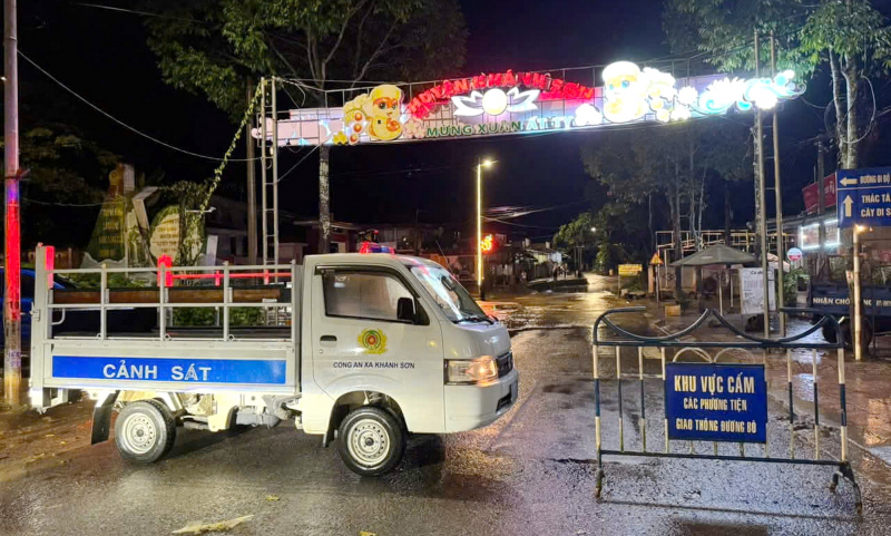         Mưa lũ chia cắt một số đoạn trên đường Tỉnh lộ 9 ở Khánh Hòa  -0