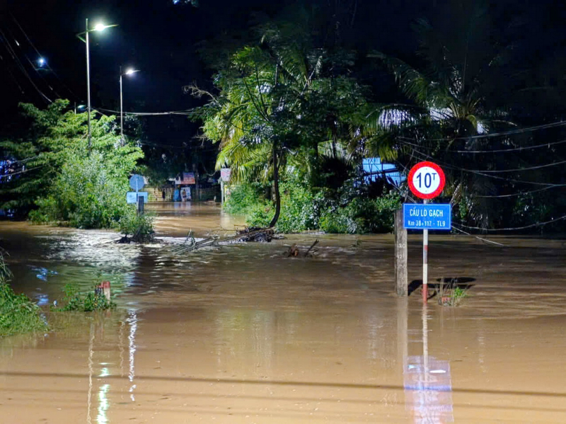         Mưa lũ chia cắt một số đoạn trên đường Tỉnh lộ 9 ở Khánh Hòa  -0