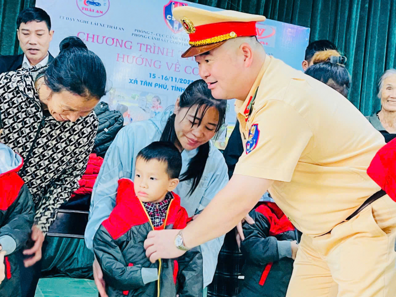 Nghĩa tình của lực lượng CSGT với đồng bào vùng lũ Nghệ An -0