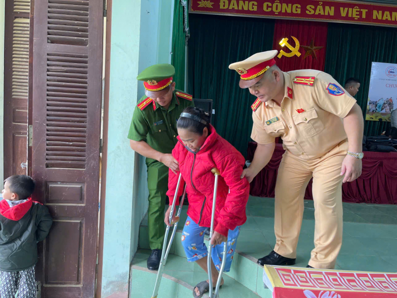 Nghĩa tình của lực lượng CSGT với đồng bào vùng lũ Nghệ An -0