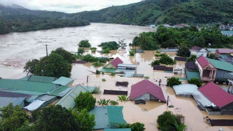 Nghĩa tình của lực lượng CSGT với đồng bào vùng lũ Nghệ An -0