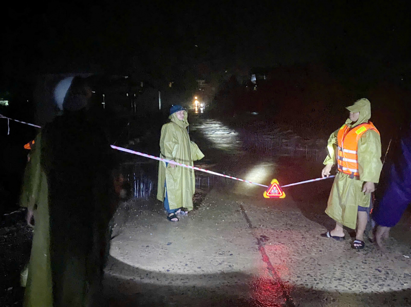         Mưa lũ chia cắt một số đoạn trên đường Tỉnh lộ 9 ở Khánh Hòa  -0