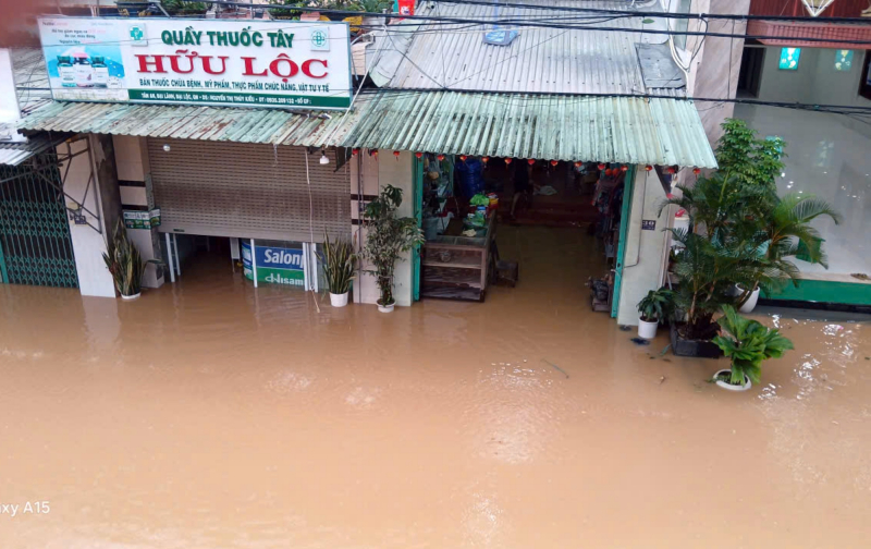 Nhiều nơi ở miền Trung lại chìm trong lũ, Công an kịp thời đảm bảo an toàn cho người dân -0