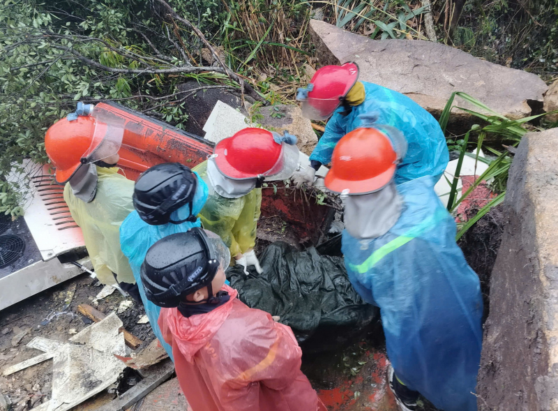 Nhiều nơi ở miền Trung lại chìm trong lũ, Công an kịp thời đảm bảo an toàn cho người dân -0