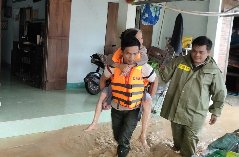 Nhiều nơi ở miền Trung lại chìm trong lũ, Công an kịp thời đảm bảo an toàn cho người dân -1