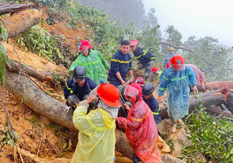 Nhiều nơi ở miền Trung lại chìm trong lũ, Công an kịp thời đảm bảo an toàn cho người dân -0