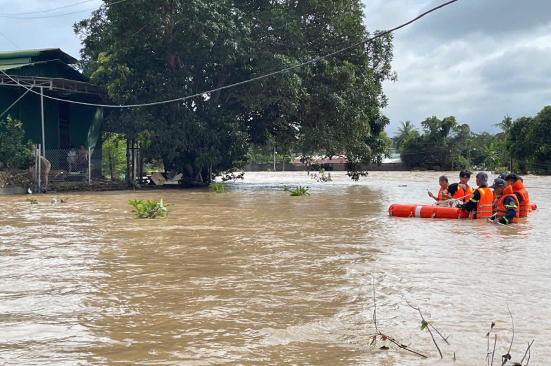 Nhiều nơi ở miền Trung lại chìm trong lũ, Công an kịp thời đảm bảo an toàn cho người dân -0