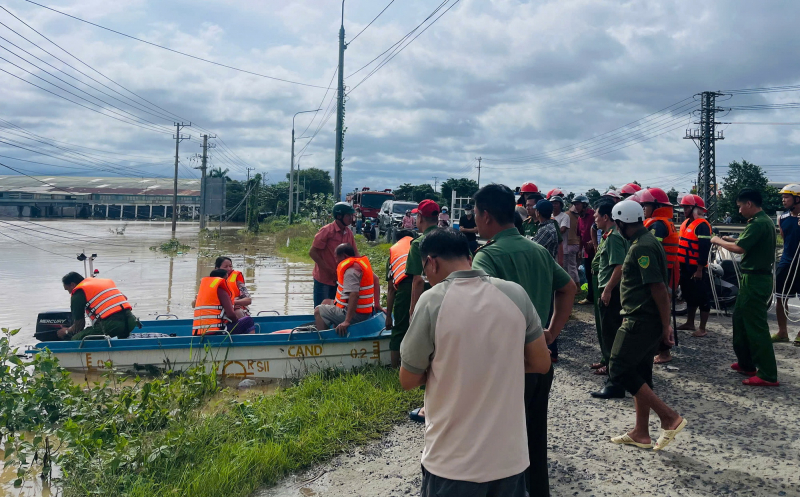 Nhiều nơi ở miền Trung lại chìm trong lũ, Công an kịp thời đảm bảo an toàn cho người dân -1