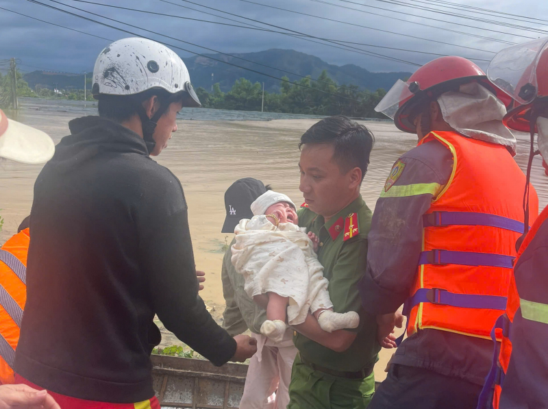 Nhiều nơi ở miền Trung lại chìm trong lũ, Công an kịp thời đảm bảo an toàn cho người dân -0