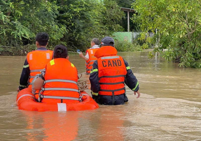 Nhiều nơi ở miền Trung lại chìm trong lũ, Công an kịp thời đảm bảo an toàn cho người dân -0