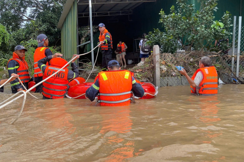 Nhiều nơi ở miền Trung lại chìm trong lũ, Công an kịp thời đảm bảo an toàn cho người dân -1