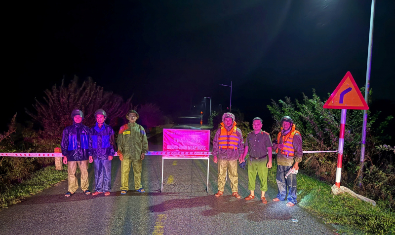 Nhiều nơi ở miền Trung lại chìm trong lũ, Công an kịp thời đảm bảo an toàn cho người dân -1