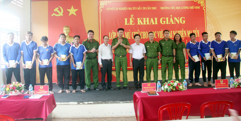 Xóa mù chữ cho học viên cai nghiện -0