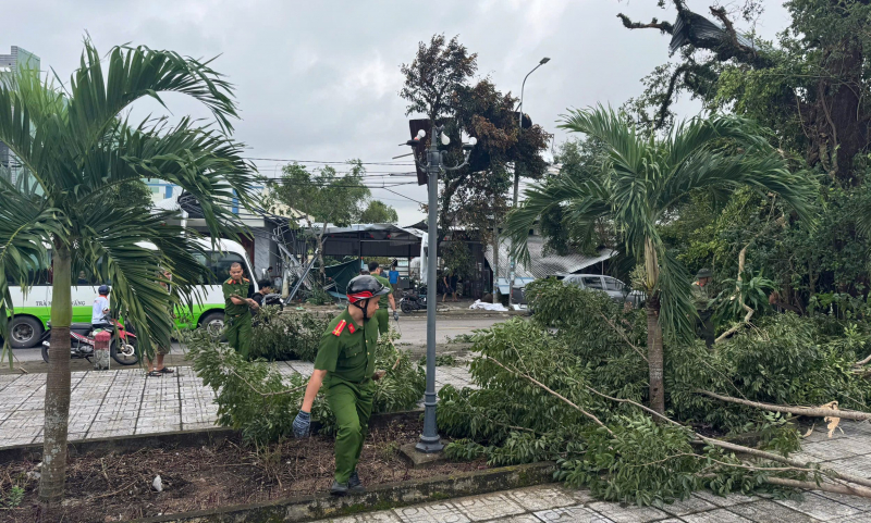 Nhiều nơi ở miền Trung lại chìm trong lũ, Công an kịp thời đảm bảo an toàn cho người dân -0