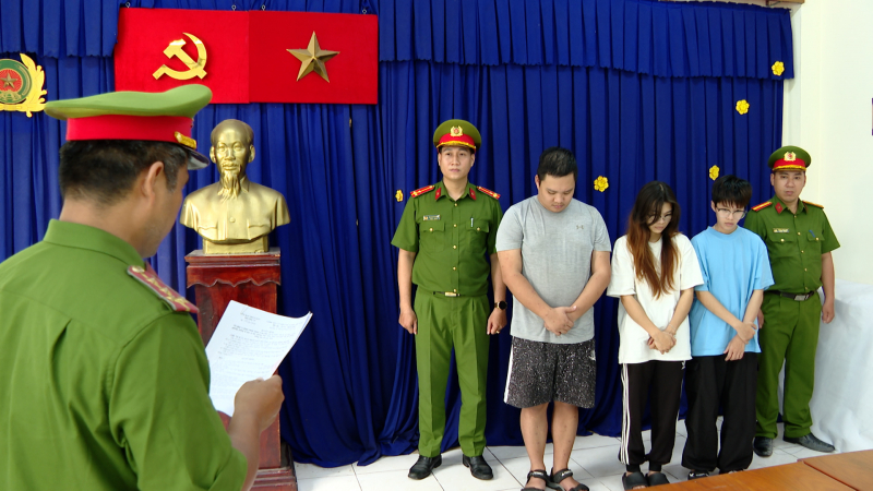 Tài xế taxi gài ma túy vu khống đồng nghiệp -0