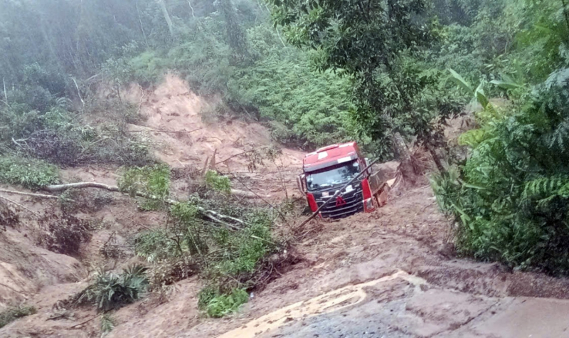 Nhiều nơi ở miền Trung lại chìm trong lũ, Công an kịp thời đảm bảo an toàn cho người dân -0