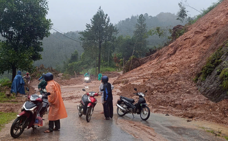 Nhiều nơi ở miền Trung lại chìm trong lũ, Công an kịp thời đảm bảo an toàn cho người dân -0