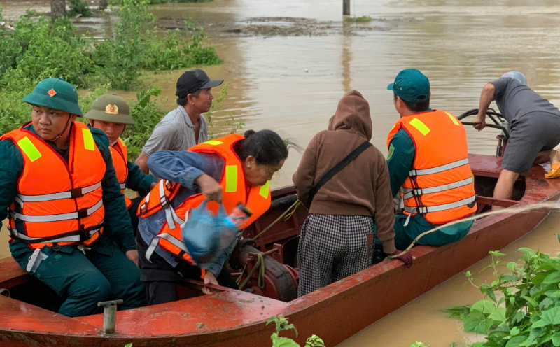Повені затопили, десятки тисяч людей у Дак Лаку були ізольовані -0