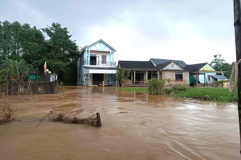 Nước sông dâng cao, nhiều khu vực ở Huế lại ngập trong lũ -0