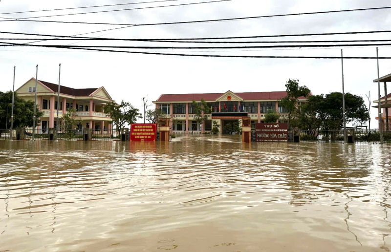 Nước sông dâng cao, nhiều khu vực ở Huế lại ngập trong lũ -0