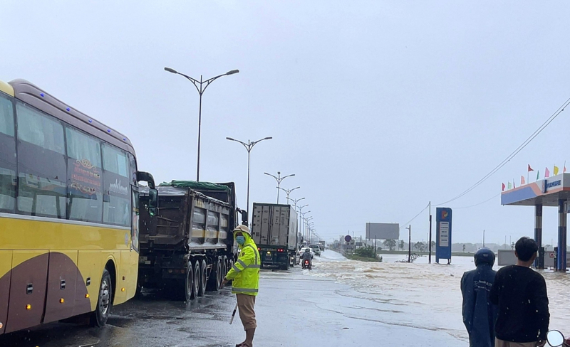 Tetig ért a víz a Hue-i piacot, az emberek koporsókat vittek hajókra, hogy elkerüljék az áradást -0