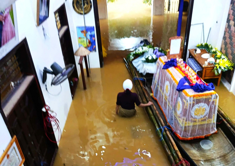 Tetig ért a víz a Hue-i piacot, az emberek koporsókat vittek hajókra, hogy elkerüljék az áradást -0