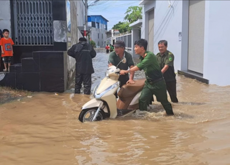 Floden Dinh Phan Rang riskerar att svämma över, vilket orsakar stora översvämningar -1
