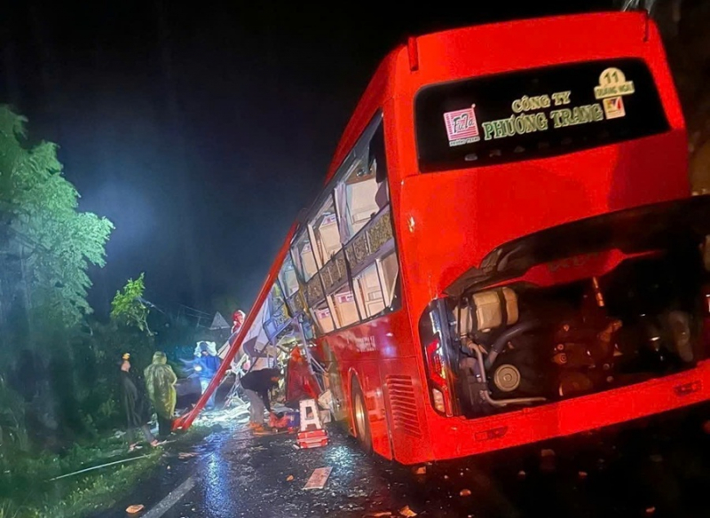 Đèo Khánh Lê sạt lở trúng xe khách, 4 người tử vong -1