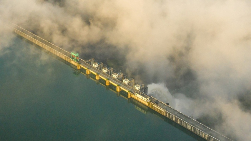 Сильный дождь днем и ночью, многие гидроэлектростанции одновременно сбрасывают воду для регулирования -0