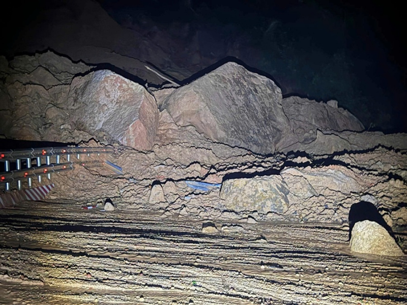 Đèo Khánh Lê sạt lở trúng xe khách, 4 người tử vong -0