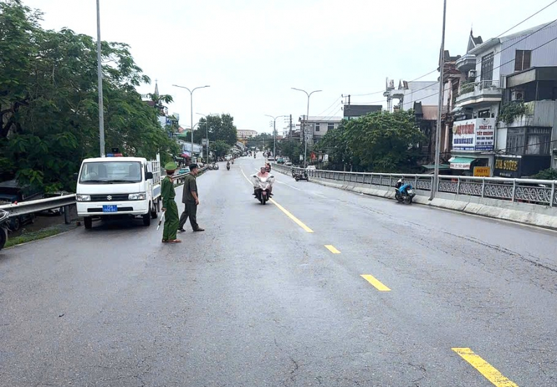 CSGT xử lý nghiêm nhiều trường hợp đậu đỗ ô tô tùy tiện trên cầu để tránh lũ -0