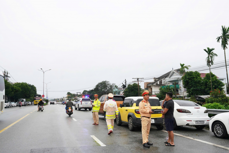 CSGT xử lý nghiêm nhiều trường hợp đậu đỗ ô tô tùy tiện trên cầu để tránh lũ -0