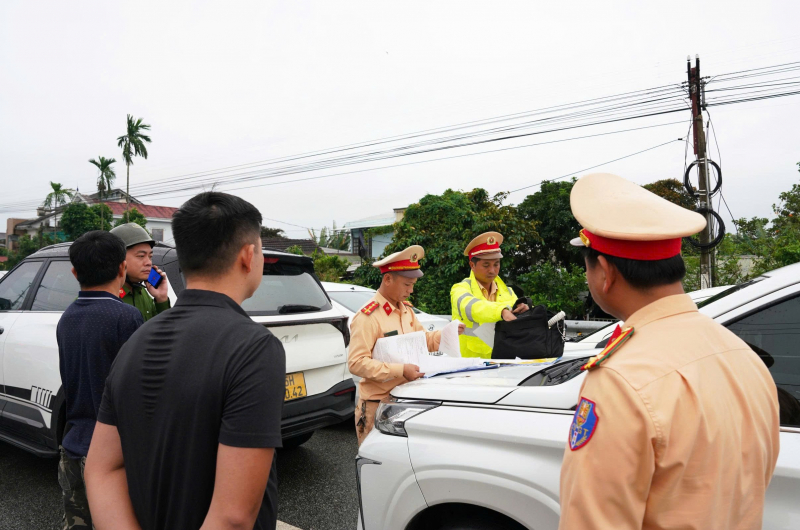 CSGT xử lý nghiêm nhiều trường hợp đậu đỗ ô tô tùy tiện trên cầu để tránh lũ -0