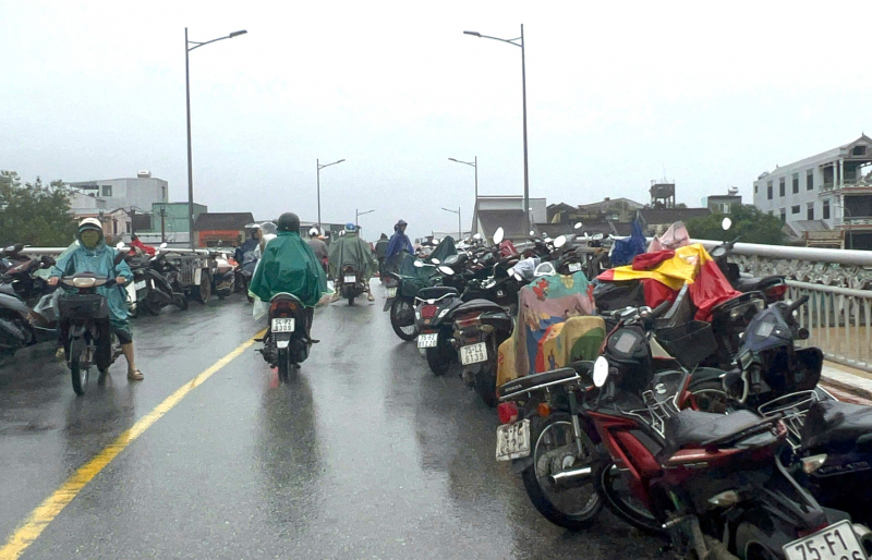 CSGT xử lý nghiêm nhiều trường hợp đậu đỗ ô tô tùy tiện trên cầu để tránh lũ -0