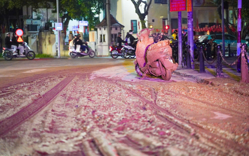 Truy tìm xe tải đổ bùn nhão ra đường khiến nhiều xe máy trượt ngã trong đêm -0