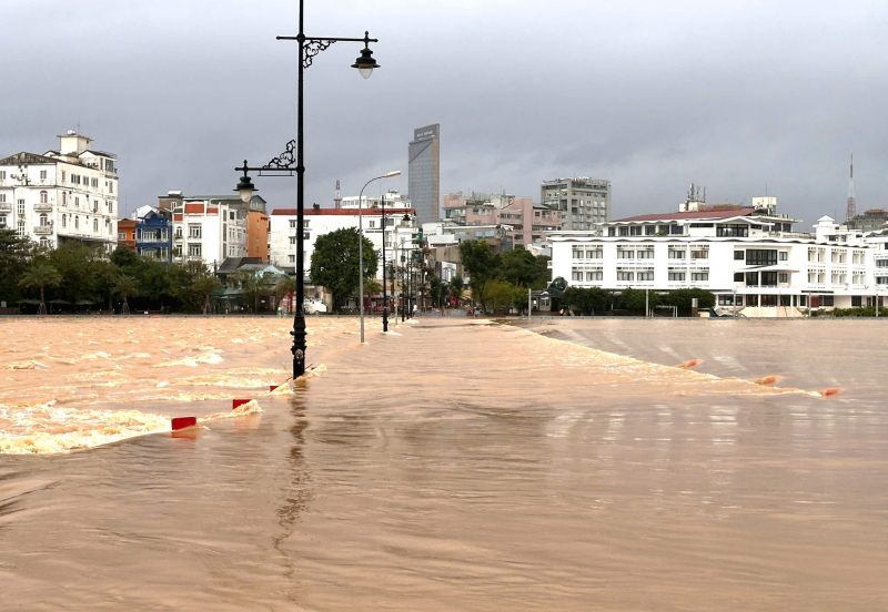 Nước sông dâng cao, nhiều khu vực ở Huế lại ngập trong lũ -0