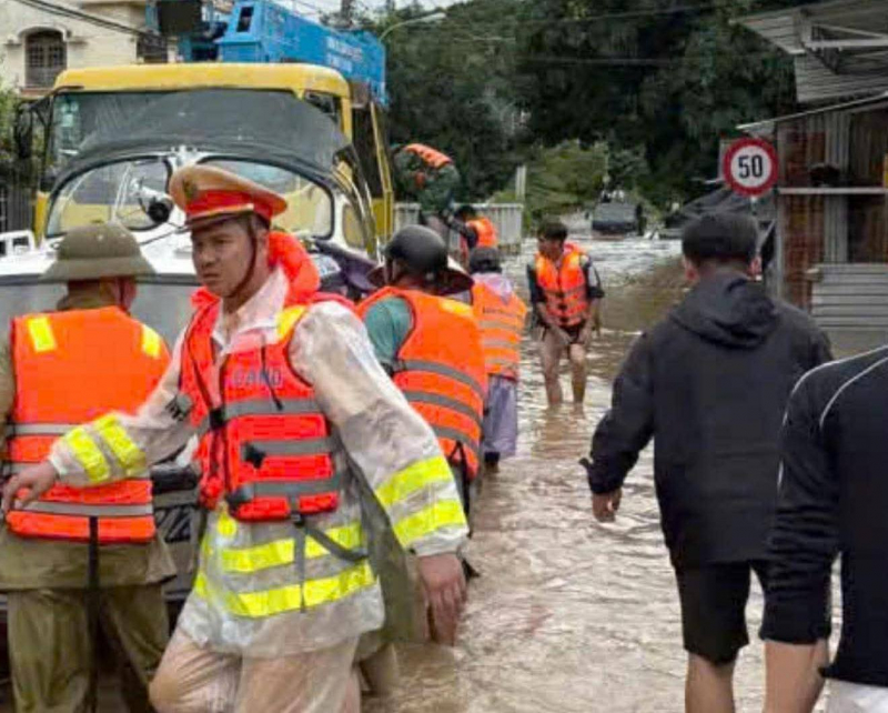 Floden Dinh Phan Rang riskerar att svämma över, vilket orsakar stora översvämningar -1